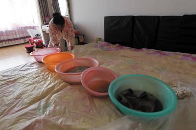 天镇楼上漏水，住户失联，小区没物管，业主维权难！律师来支招……